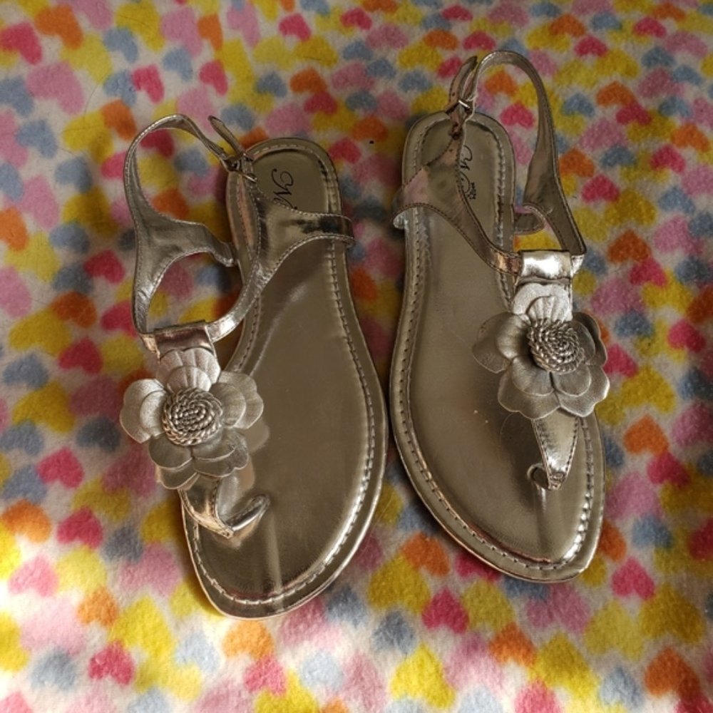 SALE ** BRAND NEW ** SILVER FLOWER SANDALS